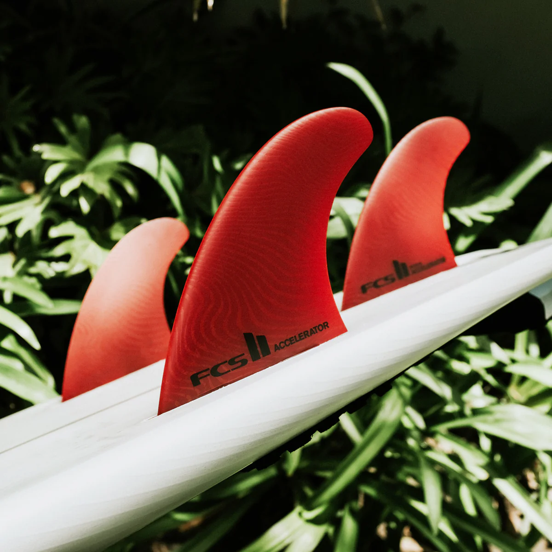 FCS Accelerator Neo Glass Medium Red Thruster Fins
